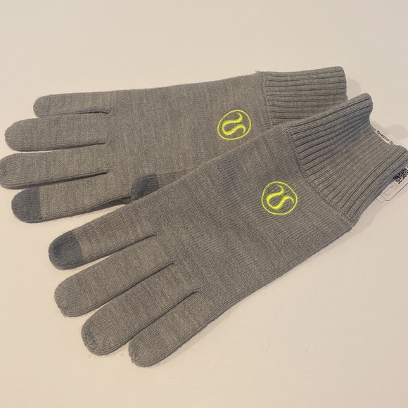NEW Lululemon Warm Revelation Gloves in Heathers Rhino Gray - Picture 4 of 6